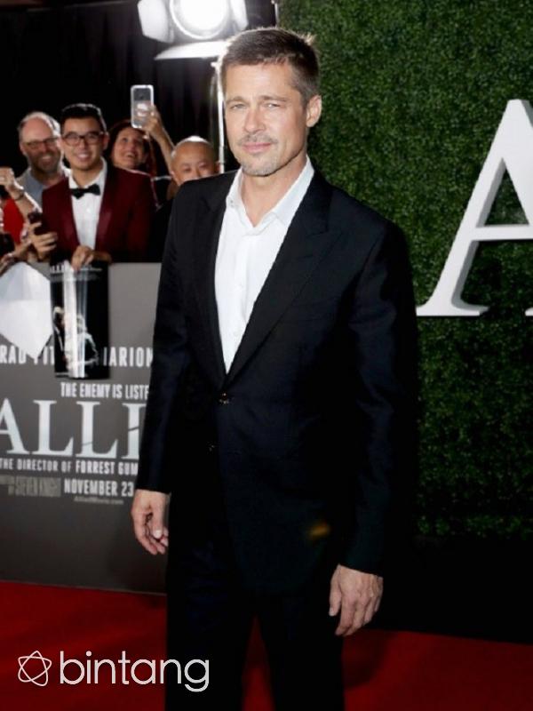 Setelah sekian lama bersembunyi pascaa digugat cerai Angelina Jolie, Brad Pitt akhirnya muncul dengan senyum menawan. (AFP/Bintang.com)
