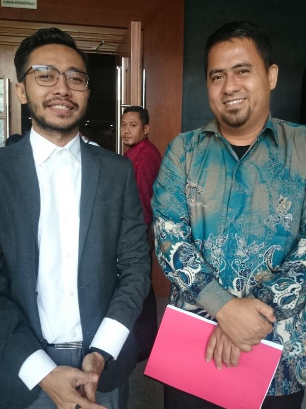 Samsul Hidayatullah dan pengacaranya Arvid Saktyo di Pengadilan Negeri Jakarta Pusat