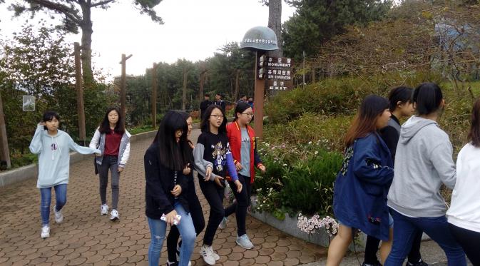 Para pelajar Korea yang tengah mengikuti tur sejarah di Museum Historic Park of Geoje POW Camp, Pulau Geoje, Korea Selatan, (Liputan6.com/Rinaldo)