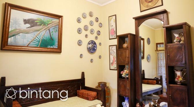 Rumah yang ditinggali Connie juga menjadi galeri pribadinya. (Adrian Putra/Bintang.com)