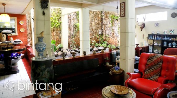 Rumah yang ditinggali Connie juga menjadi galeri pribadinya. (Adrian Putra/Bintang.com)