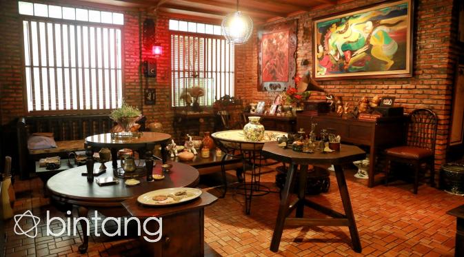 Rumah yang ditinggali Connie juga menjadi galeri pribadinya. (Adrian Putra/Bintang.com)