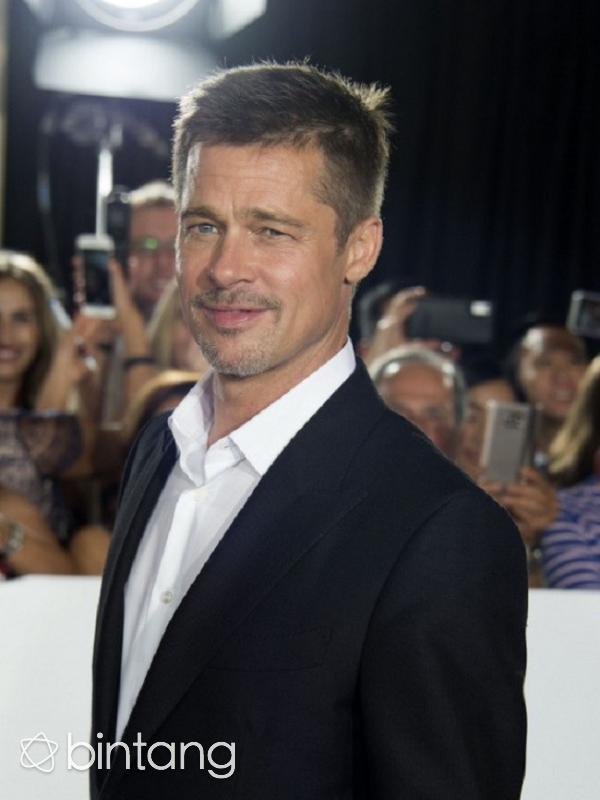 Brad Pitt muncul dengan senyum memesona. (AFP/Bintang.com)