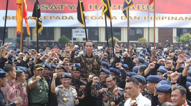 Presiden Jokowi dipanggul pasukan Brimob usai memimpin apel Korps Brimob Polri di Kelapa Dua, Depok, Jumat (11/11). Dalam arahannya, Presiden mengapresiasi kerja Brimob yang membantu pengamanan unjuk rasa 4 November 2016. (Liputan6.com/Immanuel Antonius)