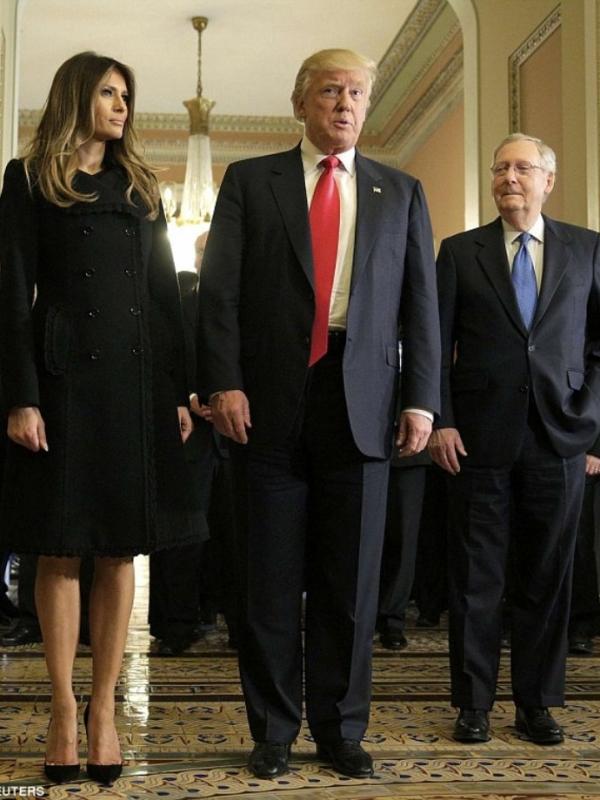 Menemani Donal Trump ke Gedung Putih untuk pertama kalinya, Melania Trump kenakan pakaian serba hitam. (via: dailymail.co.uk)