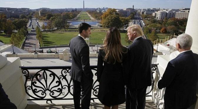 Pasangan ini juga bertemu dengan Ketua DPR, Paul Ryan yang terlihat berdiri bersama di balkon Capital Hill sebelum mereka berpose untuk foto bersama. (via: dailymail.co.uk)