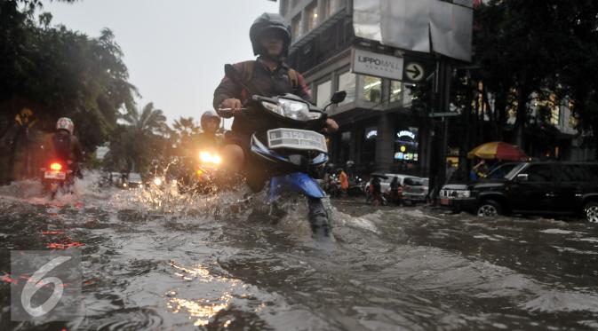 Kawasan Kemang tergenang banjir hingga 80 cm saat hujan yang mengguyur Jakarta, Jumat (11/11). (Liputan6.com/Yoppy Renato)