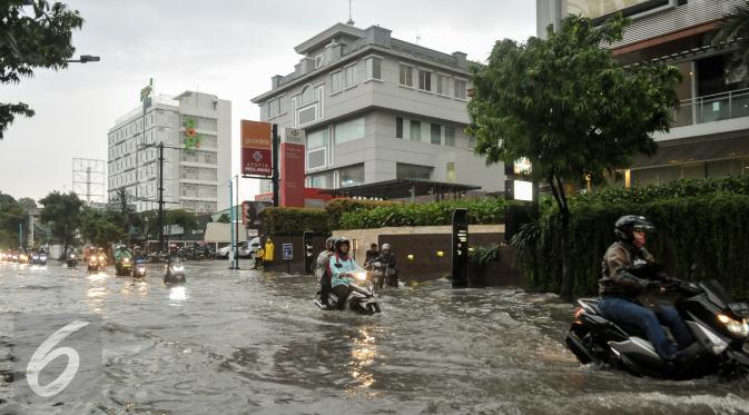 Sejumlah kendaraan nekat melewati jalan yang tergenang air mencapai 80 cm di Jalan Kemang, Jakarta, Jumat (11/11). Diguyur hujan deras, Jalan Kemang Raya kembali tegenang air. (Liputan6.com/Yoppy Renato)