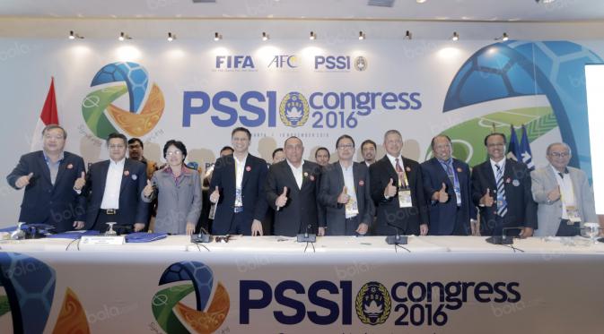 Ketua Umum PSSI, Edy Rahmayadi dan Wakil Ketua Umum PSSI serta Anggrota Exco PSSI usai terpilih pada Kongres PSSI 2016 di Ancol, Jakarta. (Bola.com/Nicklas Hanoatubun)
