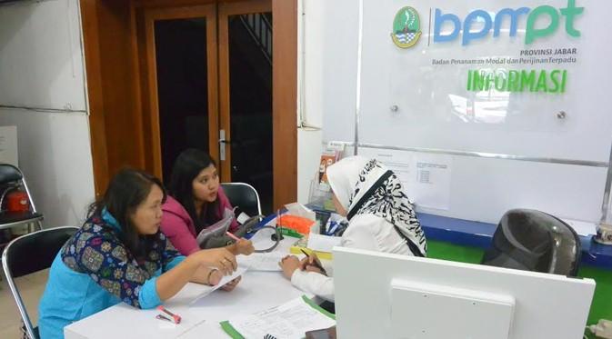 Warga  sedang mengurus perizinan di BPMPT Jawa Barat, Jl. Sumatera, Kota Bandung
