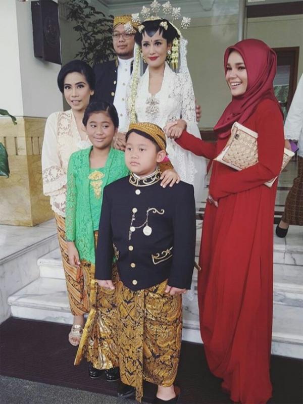 Pernikahan Titi Rajo Bintang dan Adrianto Djokosoetono. (via Instagram/@bumiauw)
