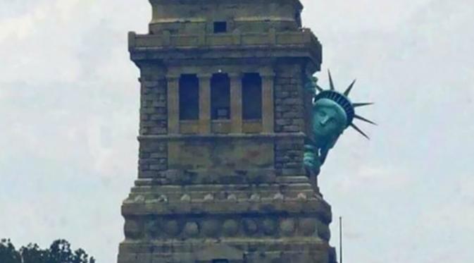 Bahkan Patung Liberty salah satu ikon AS pun takut melihat hasil pemilu AS. (Bored Panda)