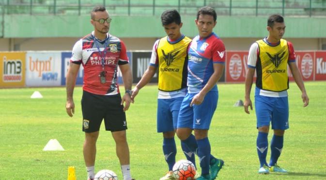 Jaino Matos dan Bima Sakti menyiapkan skuatnya jelang pertandingan melawan Persija di Stadion Manahan, Solo, Minggu (13/11/2016). (Bola.com/Romi Syahputra)