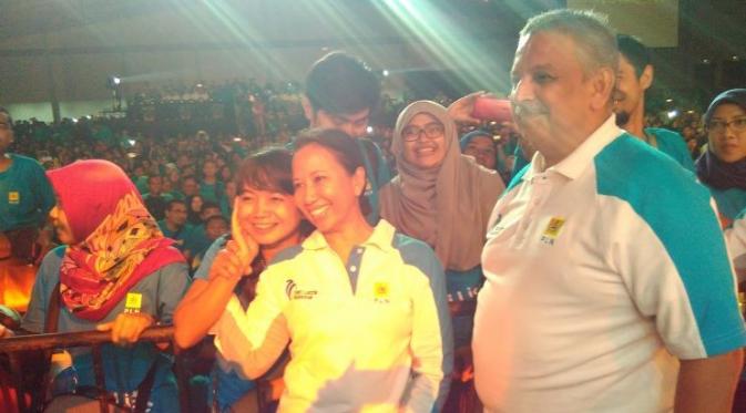 Menteri BUMN Rini Soemarno  tak segan-segan mengajak selfie karyawan sehingga makin menambah kehangatan keluarga besar PLN. 