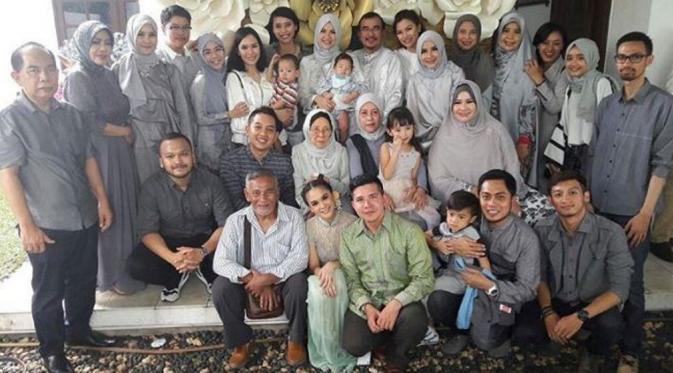 Haykal Kamil dan keluarga besra di hari pertunangannya dengan sang kekasih. (Instagram)