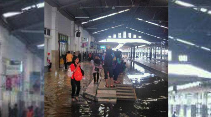 Stasiun Kereta Api Kota Bandung tergenang banjir. (Twitter/@RadioElshinta)