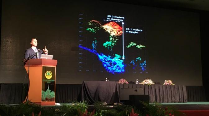 Gregory Asner mempresentasikan penemuan pohon tropis tertinggi di dunia dalam konferensi Heart of Borneo ( Robin Martin/Carnegie Institution for Science)