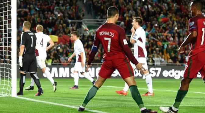 Striker tim nasional Portugal Cristiano Ronaldo merayakan gol ke gawang Latvia pada laga Kualifikasi Piala Dunia 2018 di Stadion Algarve, Faro, Minggu (13/11/2016). (AFP/Francisco Leong)
