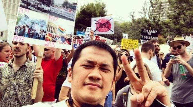 Hanung Bramantyo di tengah unjuk rasa Donald Trump di Amerika Serikat. (Instagram - @hanungbramantyo)
