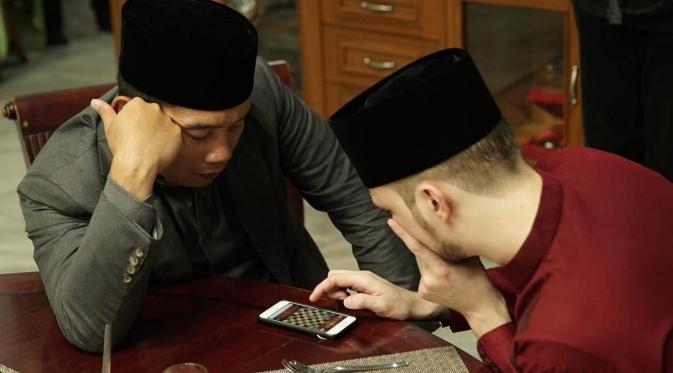 Fatih Seferagic dan Ridwan Kamil bertanding catur. (Instagram/therealfatih)