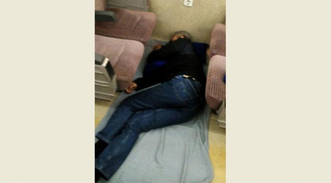 Pro dan Kontra Foto Ganjar Pranowo Tidur di Lantai Kereta. (Foto: Facebook: Hari Istata)