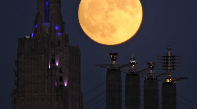 Fenomena Supermoon berada di dekat bangunan Power dan Light di Kota Kansas, Missouri, AS (13/11). Fenomena ini merupakan bulan paling besar dan terang dalam kurun 70 tahun terakhir. (REUTERS/Dave Kaup)