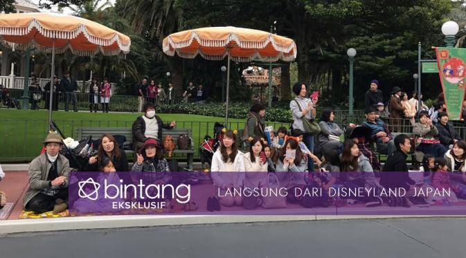 Sebagian dari pengunjung menyaksikan parade atau karnaval pernikahan Sandra Dewi dan Harvey Moeis di Tokyo Disneyland Japan. (Dokumentasi Ary Bakri)