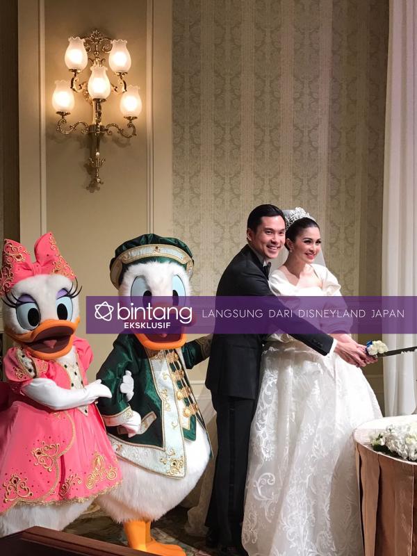Sandra Dewi dan Harvey Moeis melakukan prosesi potong kue di Istana Cinderella Tokyo Disneyland Jepang. (Dokumentasi Ary Bakri)