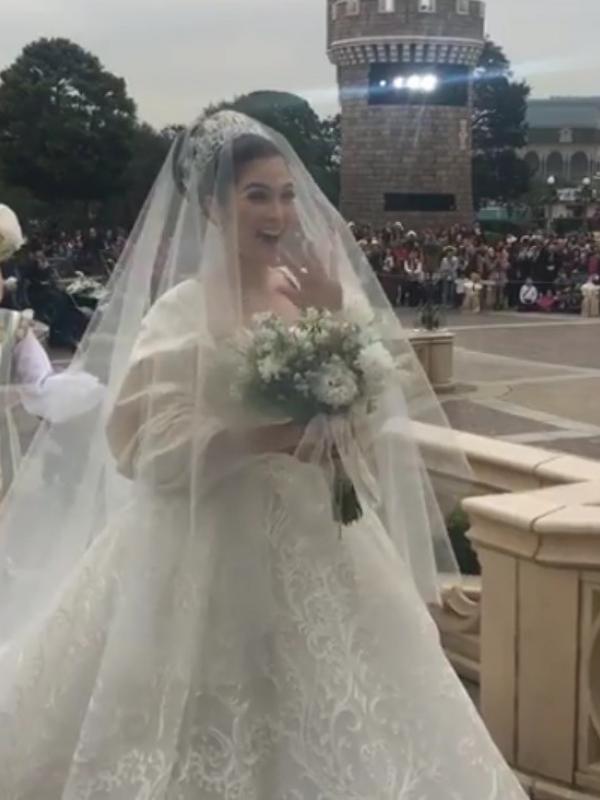 Gaun pengantin Sandra Dewi di Disneyland Tokyo. Sumber: Instagram/raradesu