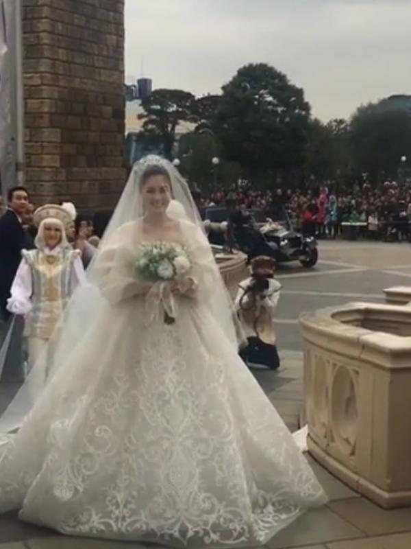 Gaun pengantin Sandra Dewi di Disneyland Tokyo. Sumber: Instagram/raradesu