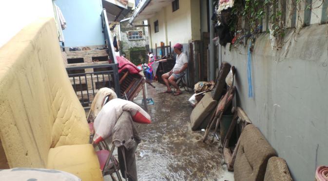 Banjir di Bandung juga menyebabkan puluhan kulkas terbawa hanyut hingga merusak tembok pembatas sungai. (Liputan6.com/Kukuh Saokani)