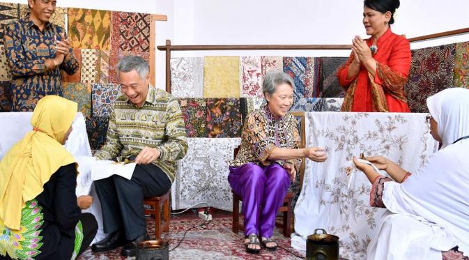 PM Singapura dan Presiden Jokowi di tempat pembuatan batik di Semarang. (Dokumentasi Istana Negara)