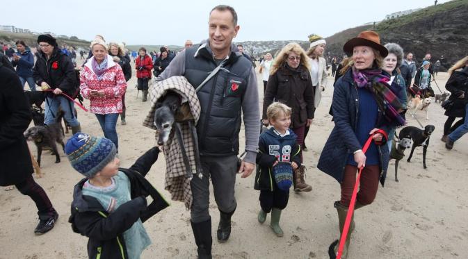 Kepergian Walnut diiringi ratusan orang di Port Beach. (Foto: unilad.co.uk)