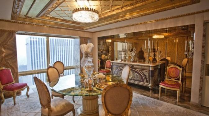 Ruang tamu berlapis emas Penthouse Donald Trump (Stocknewsusa.com)