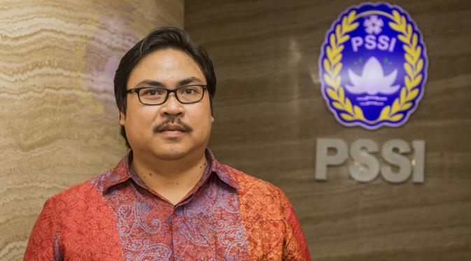 Sekretaris Jenderal PSSI, Ade Wellington, saat berada di Kantor PSSI, Jakarta, Senin (14/11/2016). Ade menjadi sekjen PSSI yang baru menggantikan posisi Azwan Karim. (Bola.com/Vitalis Yogi Trisna)