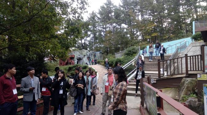 Pengunjung Museum Historic Park of Geoje POW Camp di Pulau Geoje, Korea Selatan, sedang mendengarkan penjelasan dari pemandu museum. (Liputan6.com/Rinaldo)