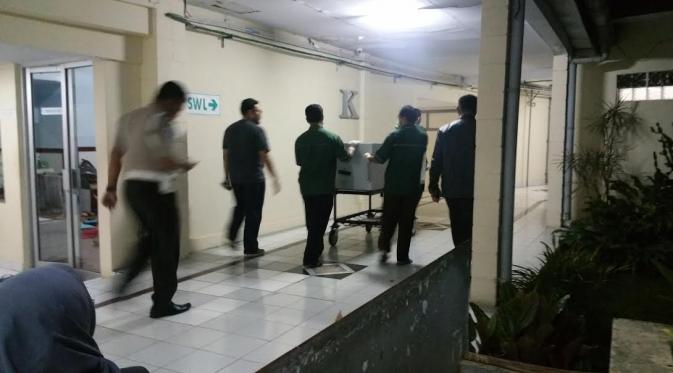 Jenazah psikolog Sarlito Wirawan dibawa keluarga ke rumah duka.