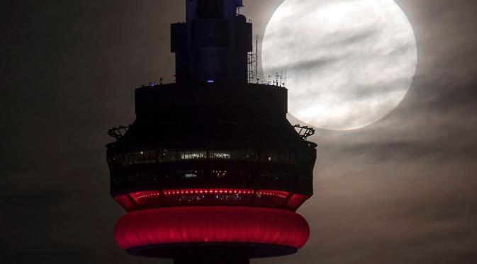 Supermoon di Toronto (Frank Gunn/The Canadian Press via AP)