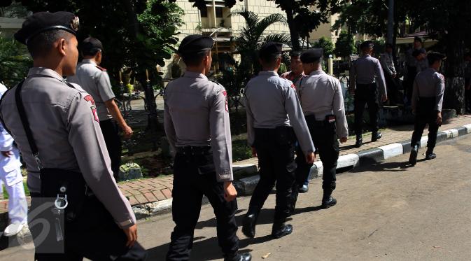 Sejumlah personel kepolisian berjaga di depan gerbang Mabes Polri, Jakarta, Selasa (15/11). Hari ini Bareskrim Polri melakukan gelar perkara kasus dugaan penistaan agama yang dilakukan Basuki Tjahaja Purnama (Ahok). (Liputan6.com/Johan Tallo)