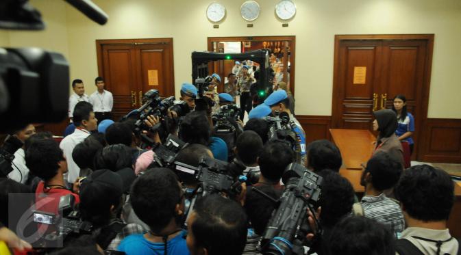 Awak media seusai mengambil gambar gelar perkara kasus dugaan penistaan agama dengan terlapor Basuki Tjahja Purnama alias Ahok di Gedung Rupatama, Mabes Polri, Jakarta, Selasa (15/11). (Liputan6.com/Helmi Afandi)