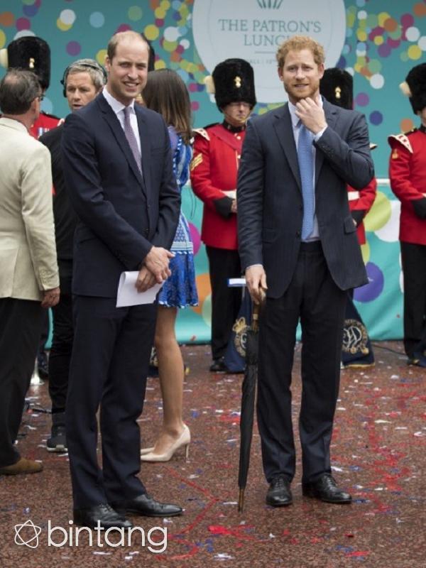 Pangeran William memberikan restu untuk hubungan Pangeran Harry dengan Meghan Markle. (AFP/Bintang.com)