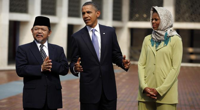 Barrack Obama dan Michelle di Masjid Istiqlal (Reuters)