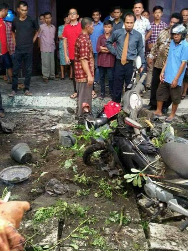Menewaskan Intan Olivia, Ini Kondisi Gereja Setelah Ledakan Bom. (Foto: Facebook/Meme Comic Kristen Indonesia)