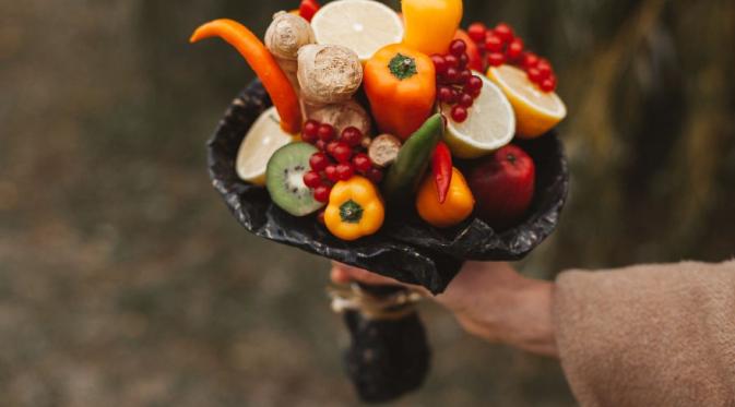 Buket indah yang bisa dimakan ini terbuat dari buah dan sayur. (foto; boredpanda)
