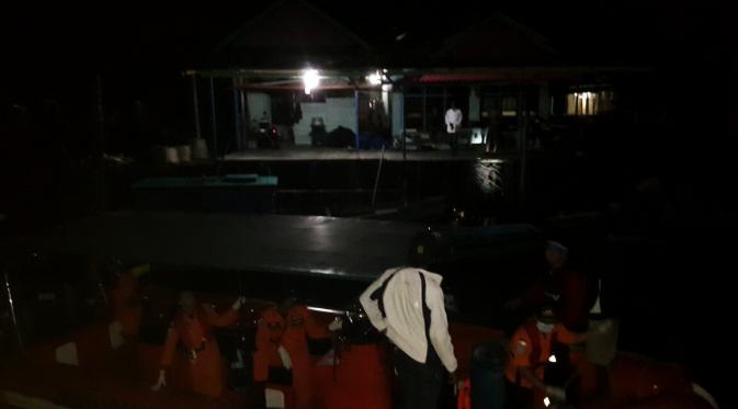Evakuasi korban tabrakan speed boat di perairan Batu Ampar, Kabupaten Kubu Raya, Kalbar. (Foto: SAR Pontianak/Raden AMP)