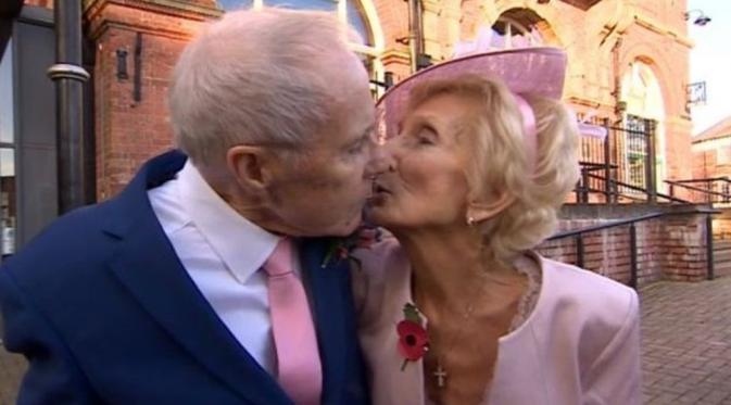 Andre Helen dan David Moakes telah meresmikan hubungan mereka dalam pernikahan, sesuatu yang tak bisa mereka lakukan 65 tahun lalu. (Foto: bbc.com)