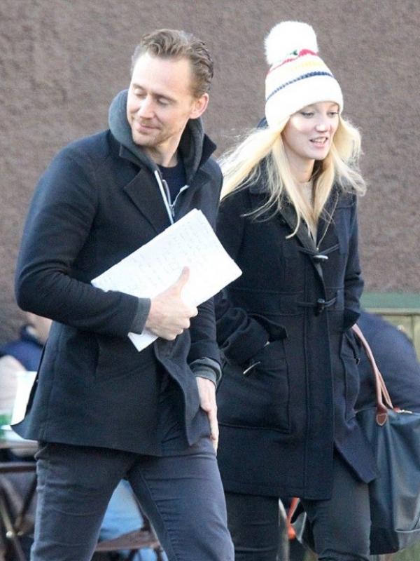 Tom Hiddleston kencani seorang wanita yang mirip Taylor Swift. (via. Dailymail)