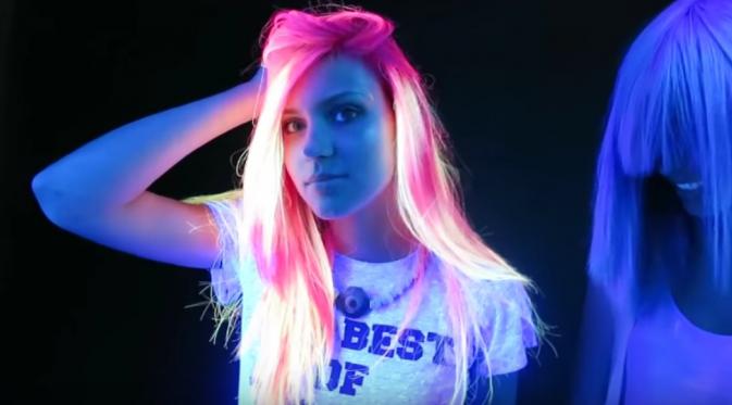 Bukan lagi ombre atau highlight, tren rambut glow in the dark ini sedang hits lho. Apa kamu tertarik mencobanya? (via: enstarz.com)