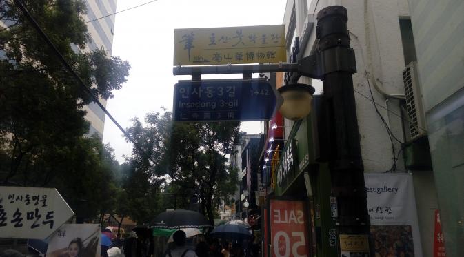Petunjuk nama Jalan Insadong di Kota Seoul, Korea Selatan. (Liputan6.com/Rinaldo)
