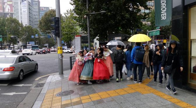 Kelompok remaja Korea berpakaian hanbok yang kerap ditemui di Jalan Insadong, Kota Seoul. (Liputan6.com/Rinaldo)